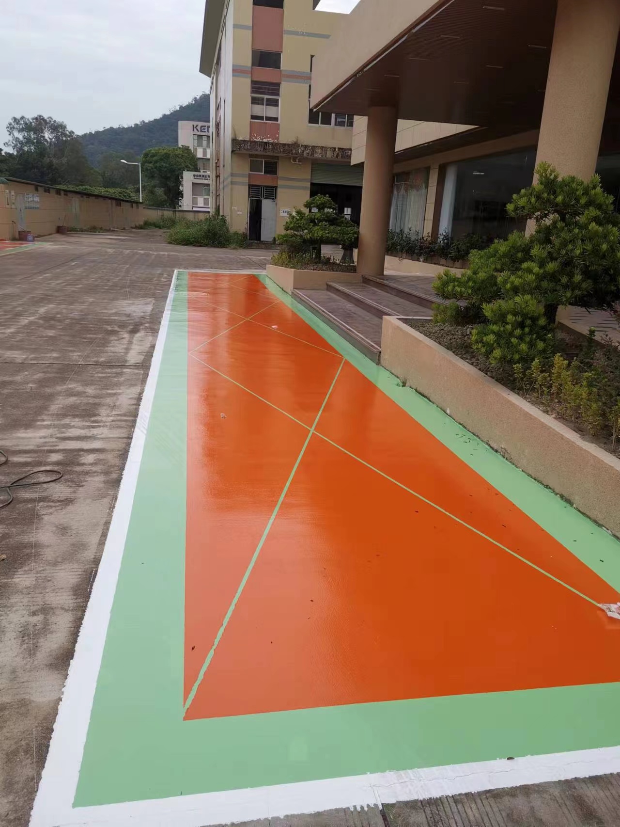 简述环氧地坪漆和聚氨酯地坪漆的特点和适用场所
