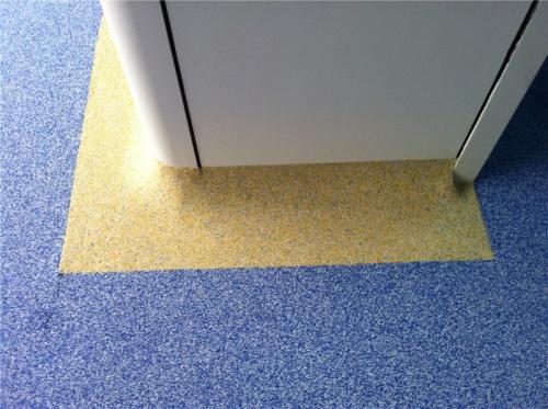 简述佛山环氧彩砂自流平地坪漆的特点